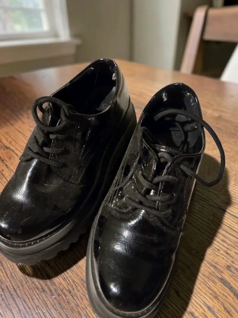 Zapatos de charol negro con plataforma