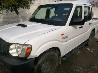Camioneta Mahindra Pik Up doble cabina blanca - miniatura 1