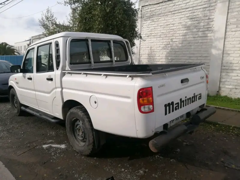 Camioneta Mahindra Pik Up doble cabina blanca - 2