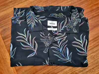 Camisa estampada negra de manga corta - miniatura 2