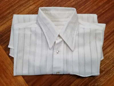 Camisa de vestir blanca con diseño a rayas - miniatura 3
