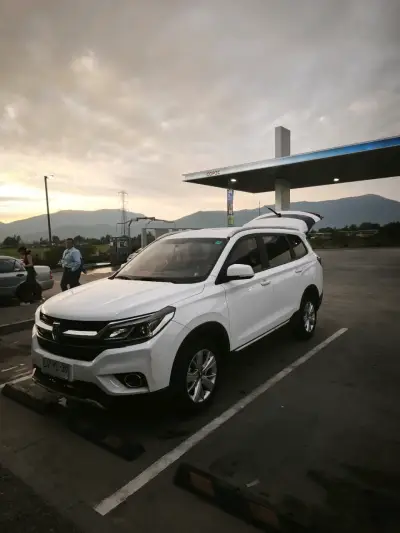 SUV blanca en buen estado - miniatura 2