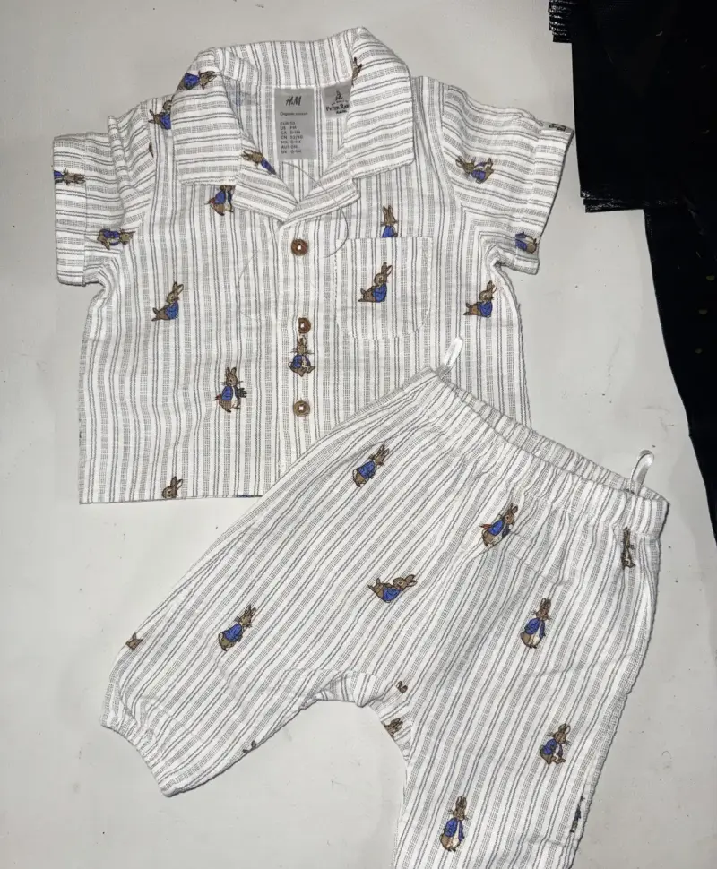 Conjunto de pijama infantil H&M estampado de conej