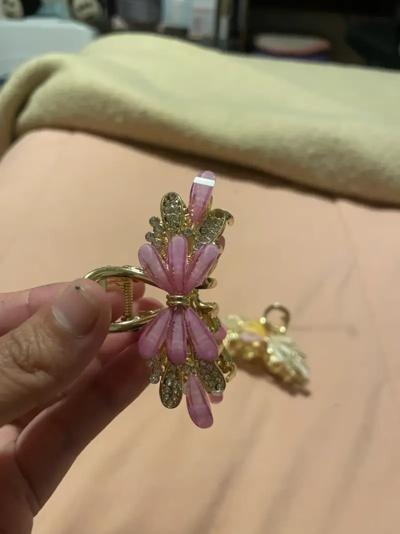 Tiburón de cabello dorada con detalles rosados