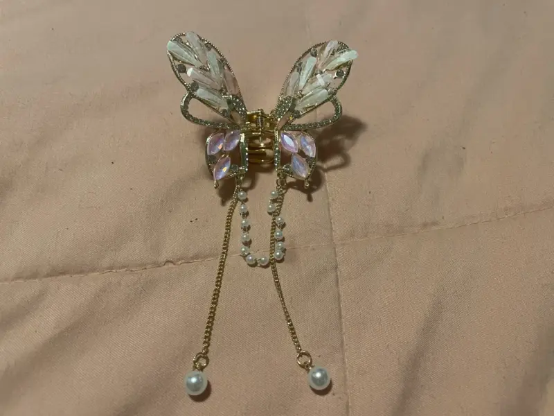 Tiburón de mariposa con perlas y cristales