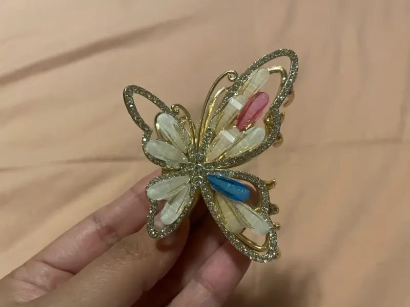 Tiburón de cabello mariposa dorada con piedras