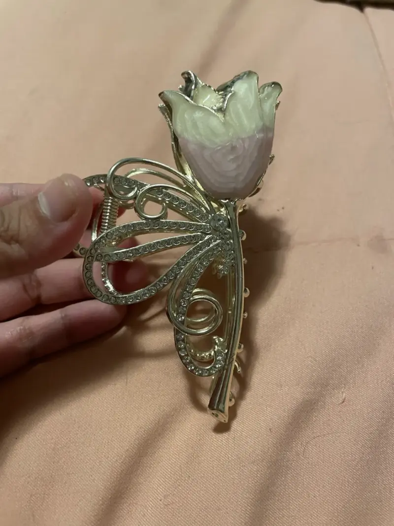 Tiburón de cabello dorada con diseño de flor