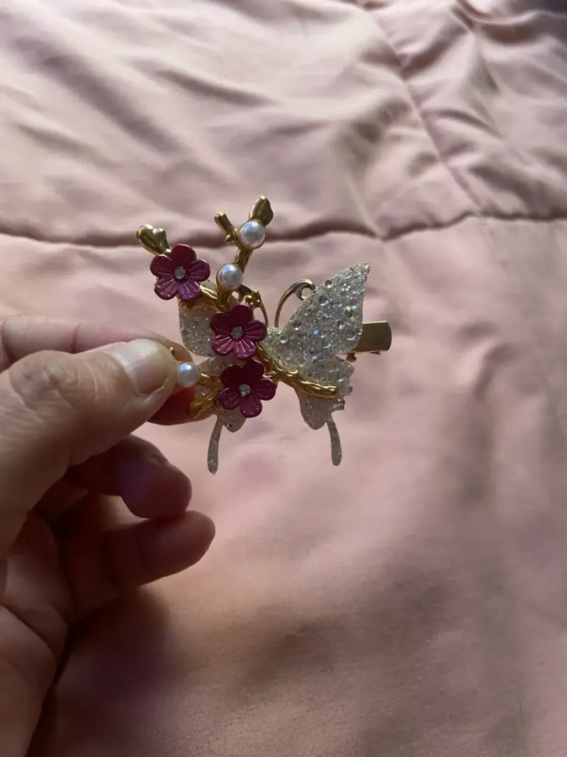 Pinza para el cabello con diseño floral y mariposa