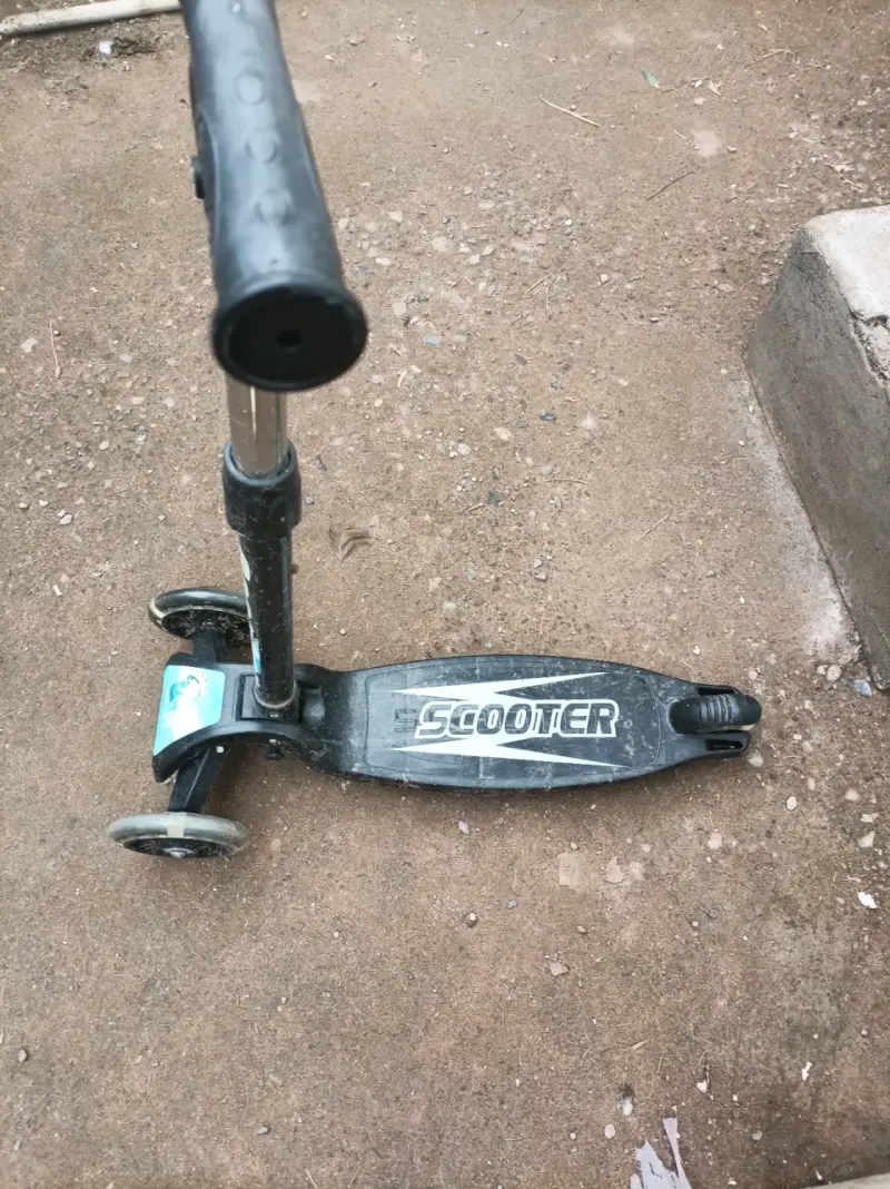 Scooter infantil de tres ruedas negro
