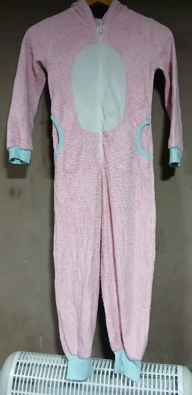 Pijama  rosado con capucha y alas talla S
