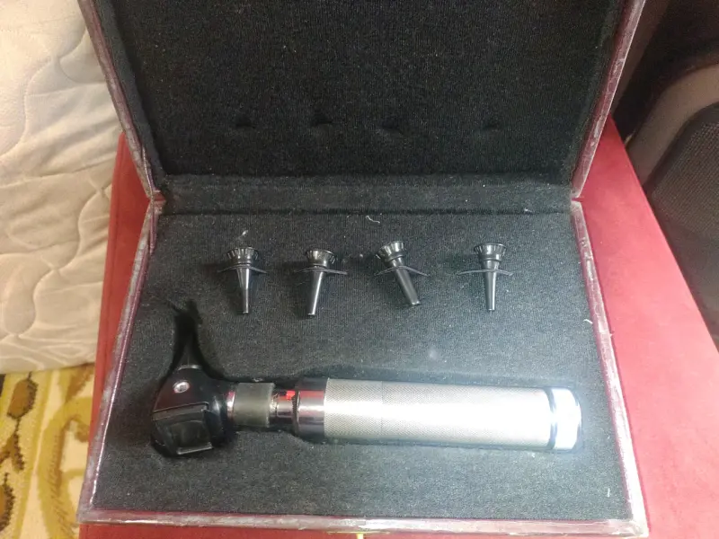 Otoscopio con accesorios en estuche