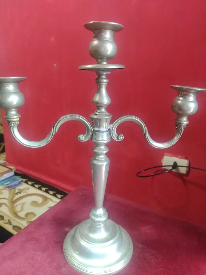 Candelabro de metal para tres velas