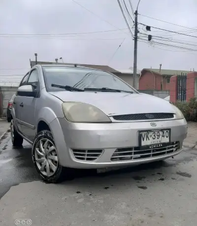 Auto compacto Ford Fiesta 2004 en buen estado - miniatura 1