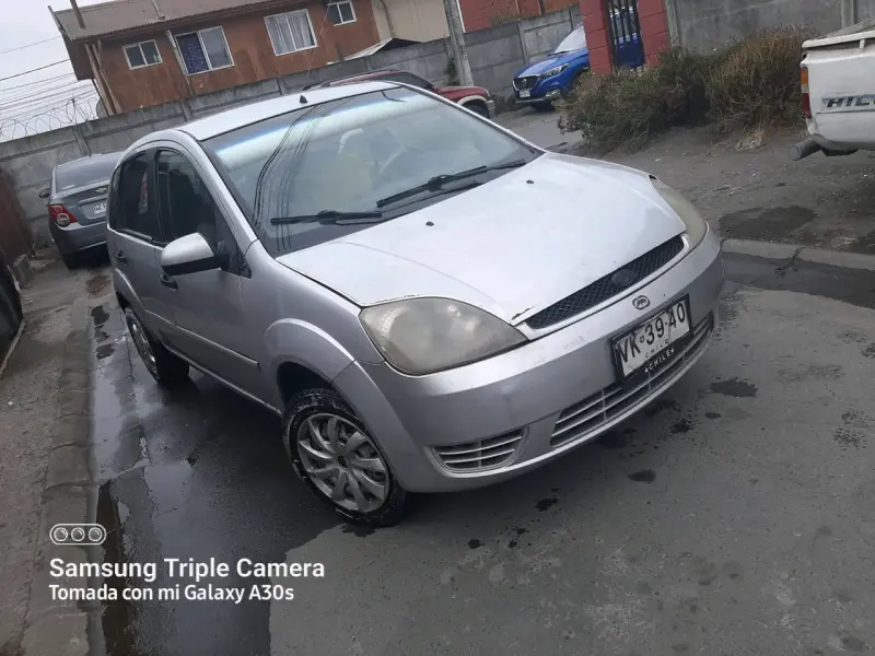 Auto compacto Ford Fiesta 2004 en buen estado - 2