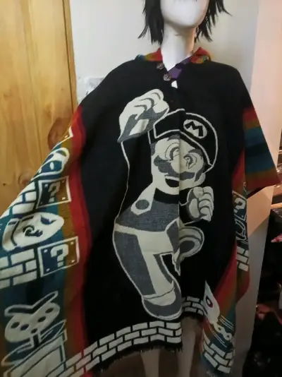 Poncho con diseño de personaje de videojuego mario - miniatura 2
