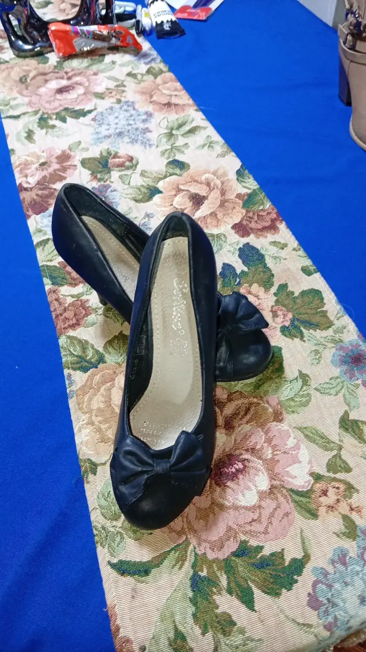 Zapatos de mujer negros con lazo