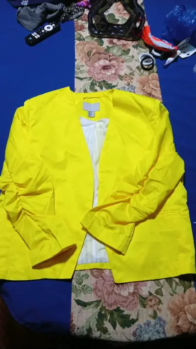 Blazer de mujer en colores amarillo y rosado - miniatura 1