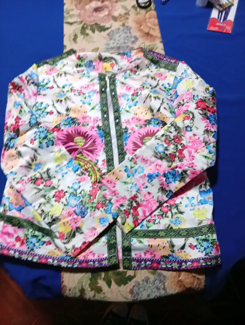 Chaqueta floral de mujer con diseño colorido