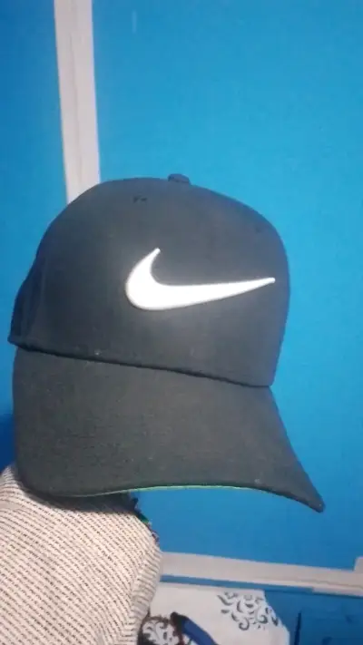 Gorra negra Nike con logo bordado - miniatura 3