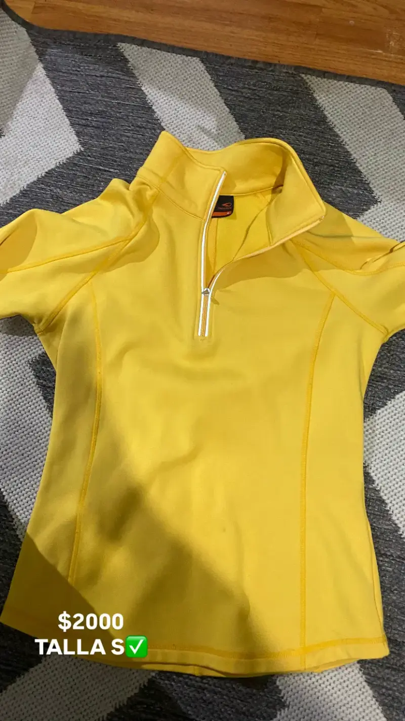 Polera deportiva amarilla con cierre mujer