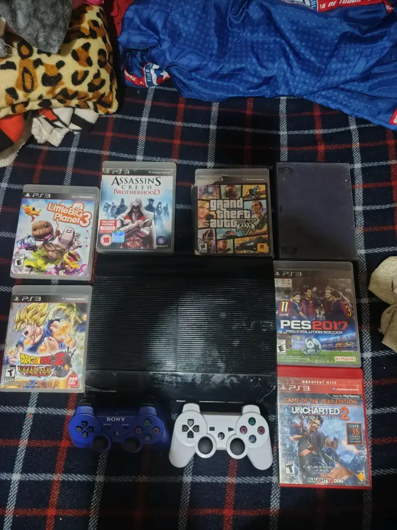 Consola PS3 con juegos y dos controles - 1