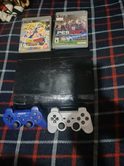 Consola PS3 con juegos y dos controles - miniatura 2