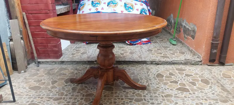 Mesa redonda de madera clásica - 2