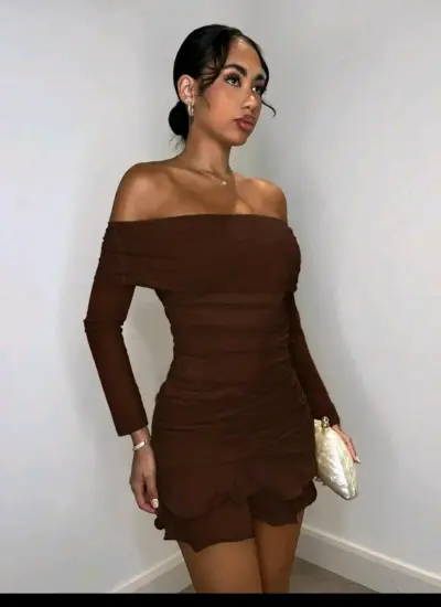 Vestido ajustado marrón con hombros descubiertos - miniatura 1