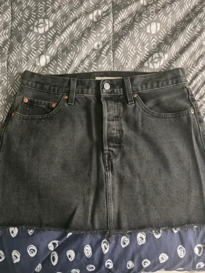Falda de mezclilla negra Levi's con borde deshilachado - miniatura 1