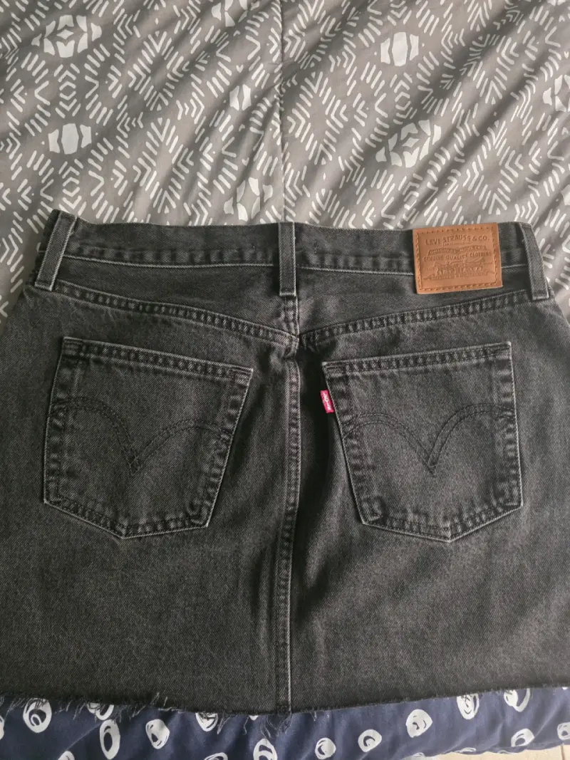 Falda de mezclilla negra Levi's con borde deshilachado - 3