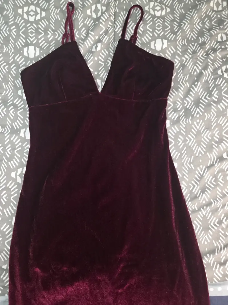 Vestido ajustado marrón con hombros descubiertos - 3