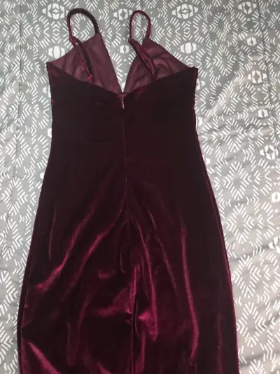 Vestido ajustado marrón con hombros descubiertos - miniatura 4