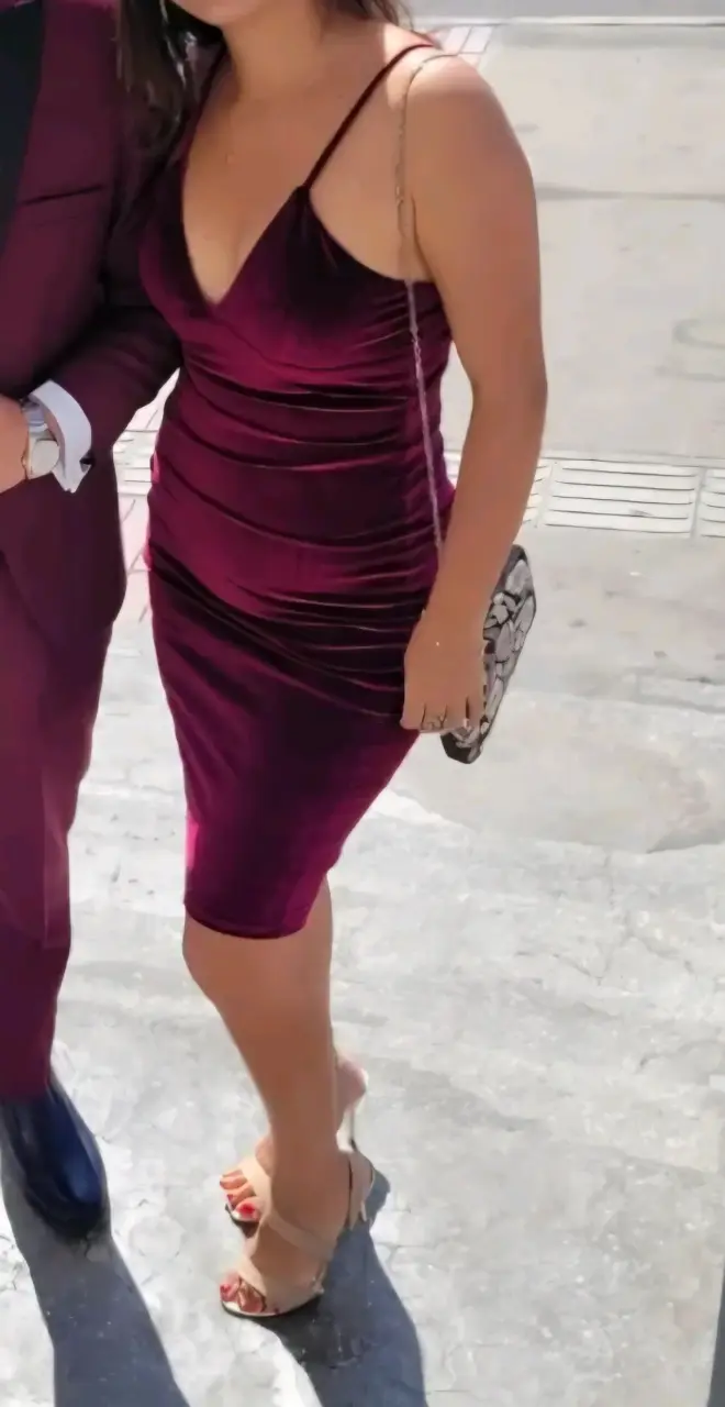 Vestido ajustado marrón con hombros descubiertos - 5