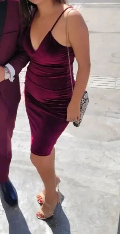 Vestido ajustado marrón con hombros descubiertos - miniatura 5