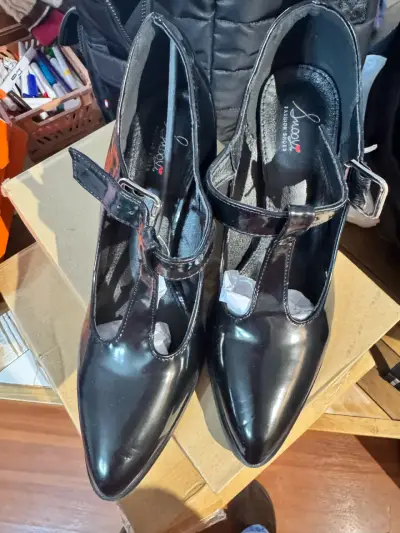 Zapatos de tacón negro charol talla 40 nuevos - miniatura 3