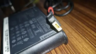 Vendo cargador ORIGINAL Lenovo de alta potencia - miniatura 1