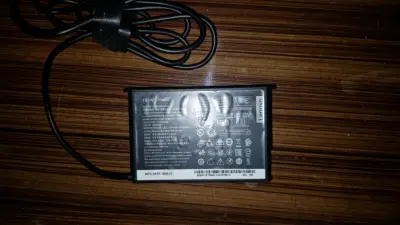 Vendo cargador ORIGINAL Lenovo de alta potencia - miniatura 2