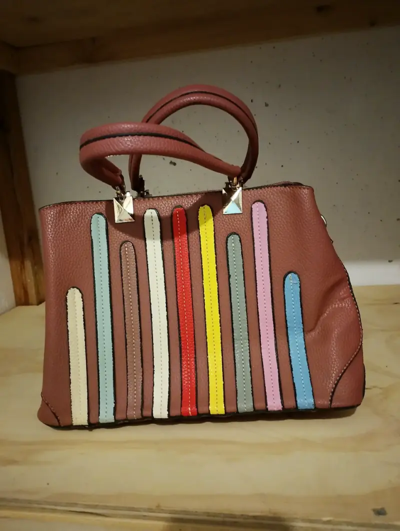Bolso de mano multicolor con diseño único