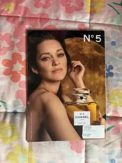 Revista Allure diciembre 2022 con Jennifer - miniatura 2