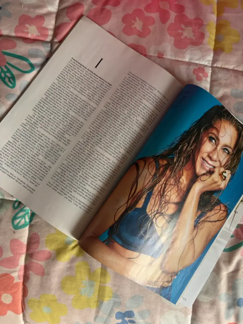 Revista Allure diciembre 2022 con Jennifer - 3