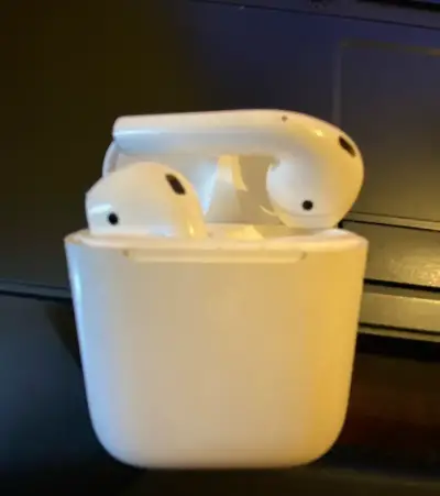 AirPods 2 generacion mas funda silicona y cable . - miniatura 1