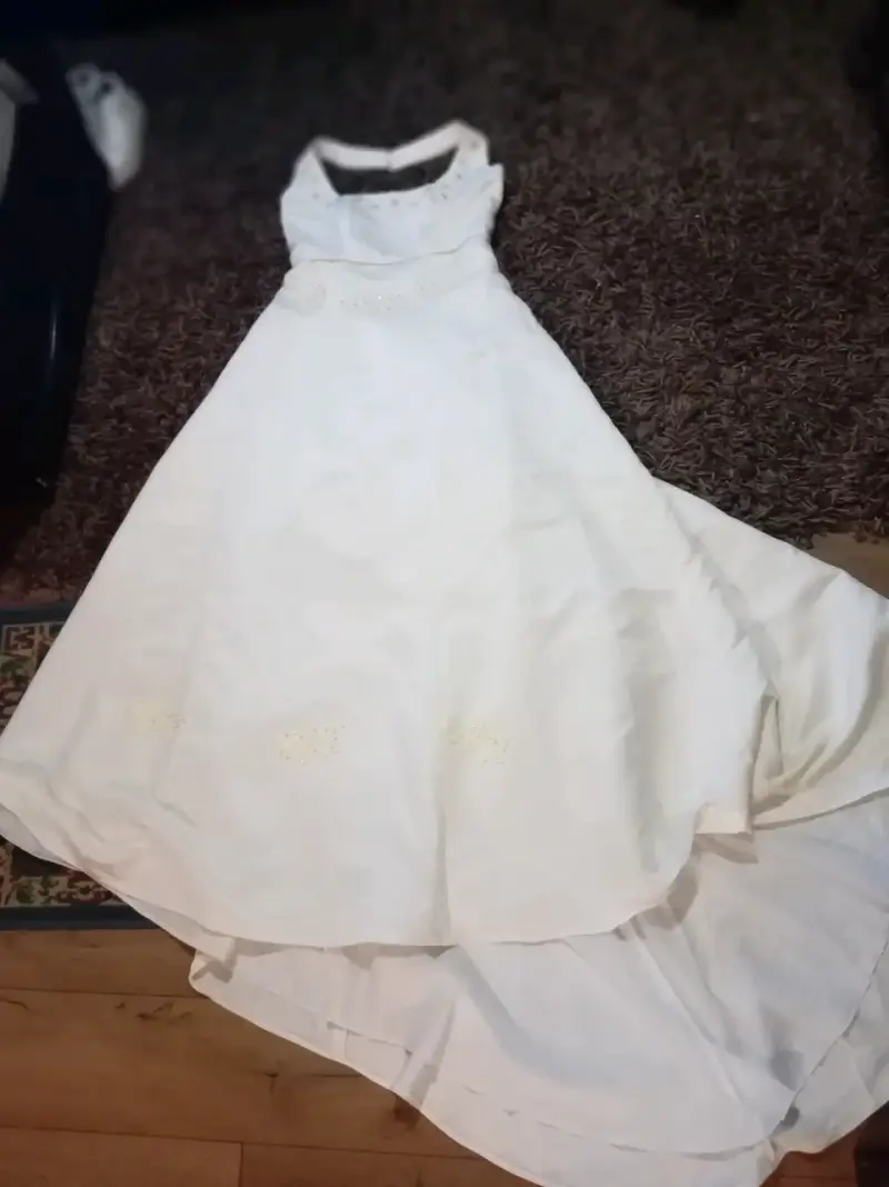 Vestido de novia blanco con detalles bordados - 1