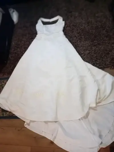 Vestido de novia blanco con detalles bordados - miniatura 1