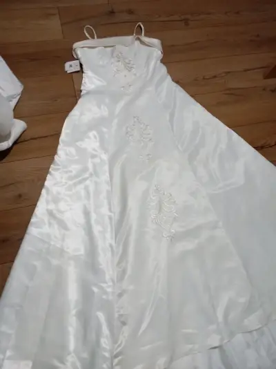 Vestido de novia blanco con bordados elegantes - miniatura 2