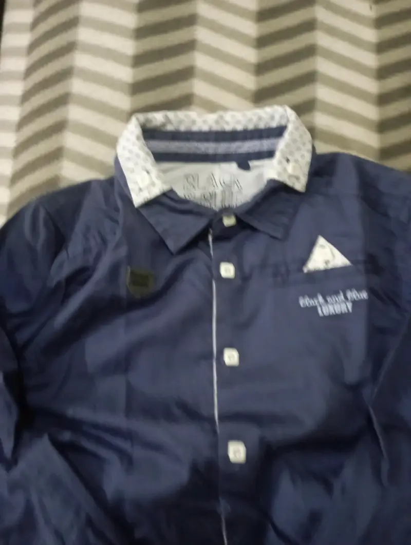 Camisa azul para hombre con detalles en el cuello