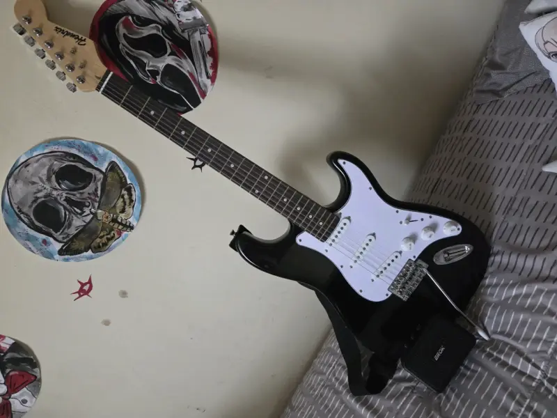 Guitarra eléctrica negra con funda - 1