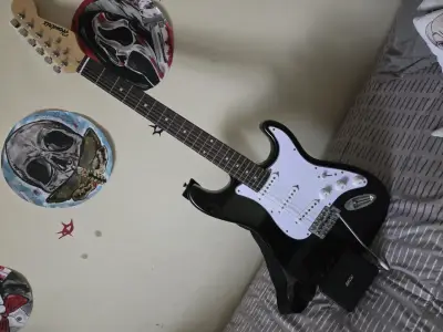 Guitarra eléctrica negra con funda - miniatura 1