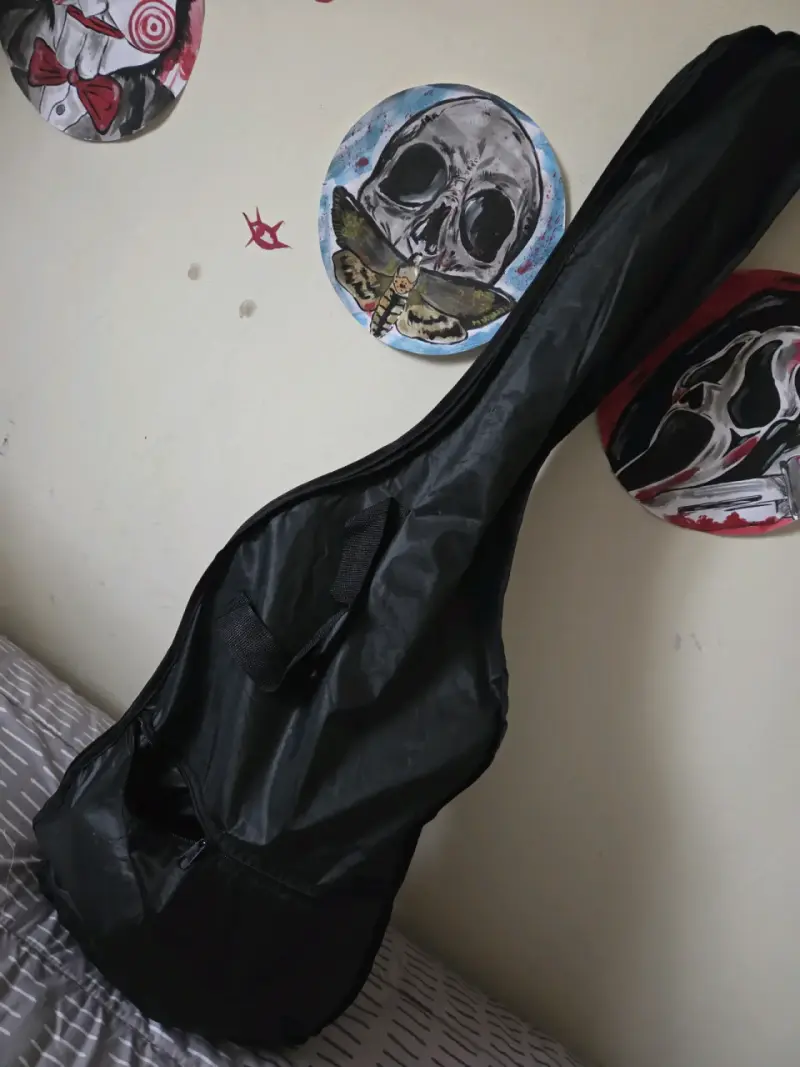 Guitarra eléctrica negra con funda - 2