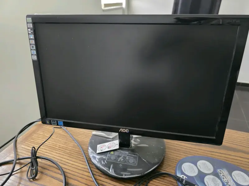 Monitor LED AOC de 24 pulgadas en buen estado