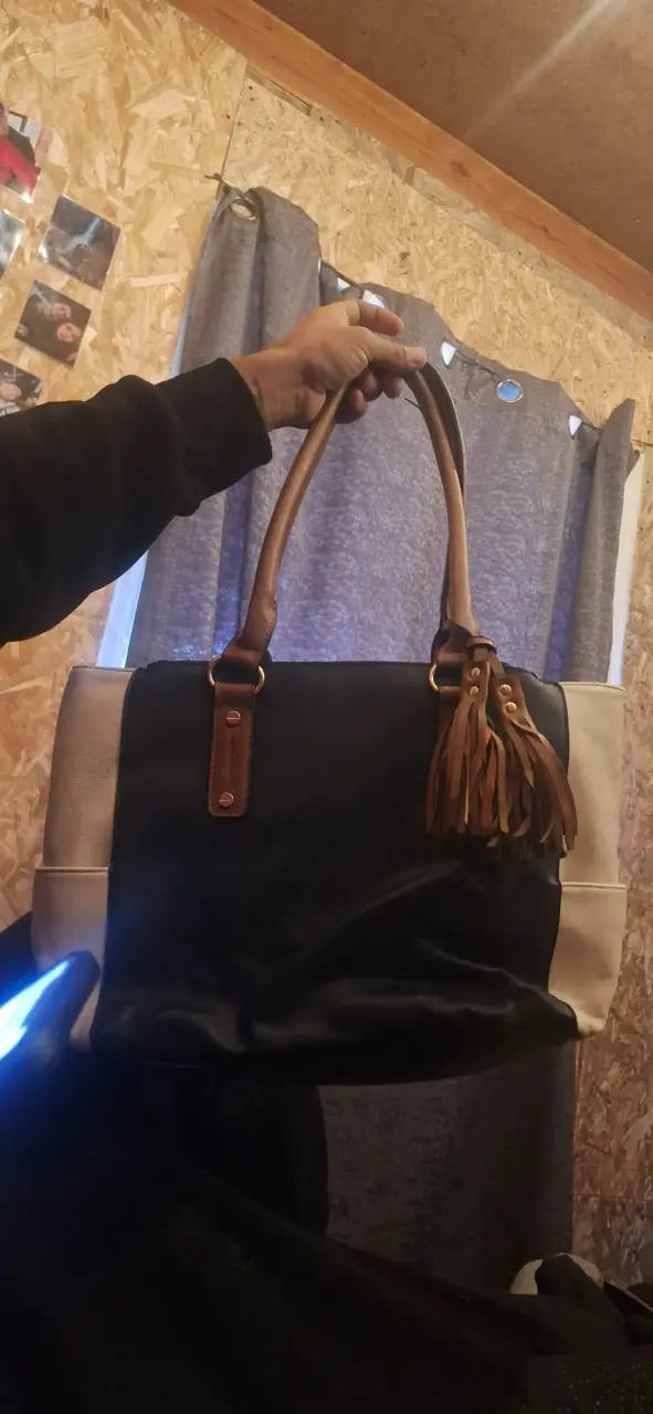 Bolso de mano bicolor con flecos